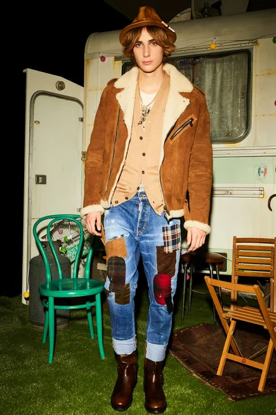 Look 3
